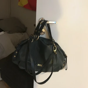 Marin blå väska  - Säljer denna marin blåa väskan från esprit! Den är köpt på vinted, men den har inte kommir till användning av mig! Pris kan diskuteras 