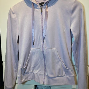 Zip hoodie  - Storlek xs från ginatricot. Endast använd några få gånger. Den e i mjukt och fluffigt tyg☺️. Pris kan diskuteras vid snabb affär. Mycket bra skick.