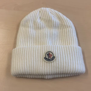 MONCLER mössa - Vit moncler mössa, ont size  Helt ny öppnad.  Aldrig använd  