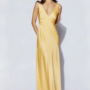 Balklänning - Klänning från meshki nypris 1290 plus tull, säljer då jag köpte två i olika storlekar. Helt oanvänd med prislapp kvar!