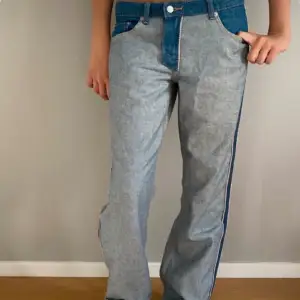 Säljer dessa tvärcoola jeans från weekday som är tvåfärgade/ ut-och-in liknande Jag är 170cm lång