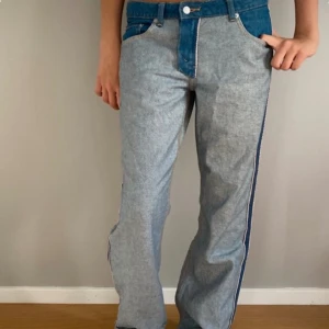 Tvåfärgade jeans - Säljer dessa tvärcoola jeans från weekday som är tvåfärgade/ ut-och-in liknande Jag är 170cm lång