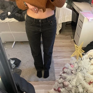 Lågmidjade zara jeans - Jätte fina lågmidjade jeans från zara. Storlek 40 men passar mig som i vanliga fall har 36 i byxor.