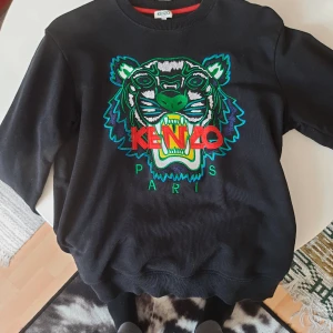 KENZO Crewneck Tiger - Klassisk Kenzo tröja med otroligt ingående och detaljerad brodyr av en tiger på bröstet. Tröjan är i bra skick, se bilder. Självklart äkta. Storlek M