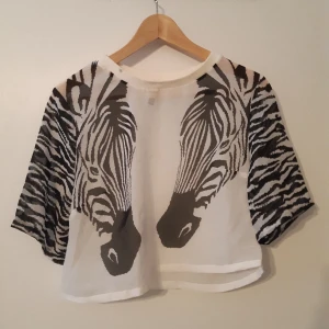 Topp med zebramönster - Luftig topp med zebror.