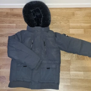 Supply and demand puffer jacket - Jackan är köpt i början av December och är i perfekt skick. Inte använd ofta alls eftersom den var för stor. Säljer jackan för 1000 men kan gå ner ifall snabb affär