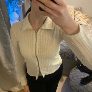 topp - Croppad topp med dragkedja. Den har en tight passform men även mjukt och stretchigt material😊 Använd någon enstaka gång!