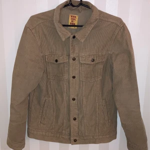 Pull & Bear Overshirt - Säljer denna snygga övertröjan/jacka. Nypris är 565 kr. Helt oanvänd och är i 10/10 skick. Säljer den då den är för liten. Det är storlek S men passar någon som har M. Priset kan absolut diskuteras. Har du frågor är det bara att höra av sig! 
