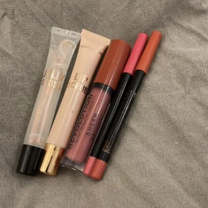 Läpp produkter  - LÄS BIO INNAN DU SKRIVER! Ett paket läpp produkter från revolution💗2 läpp pennor, 1 läppskrubb, 1 jellygloss och 1 liquid lipstick💗