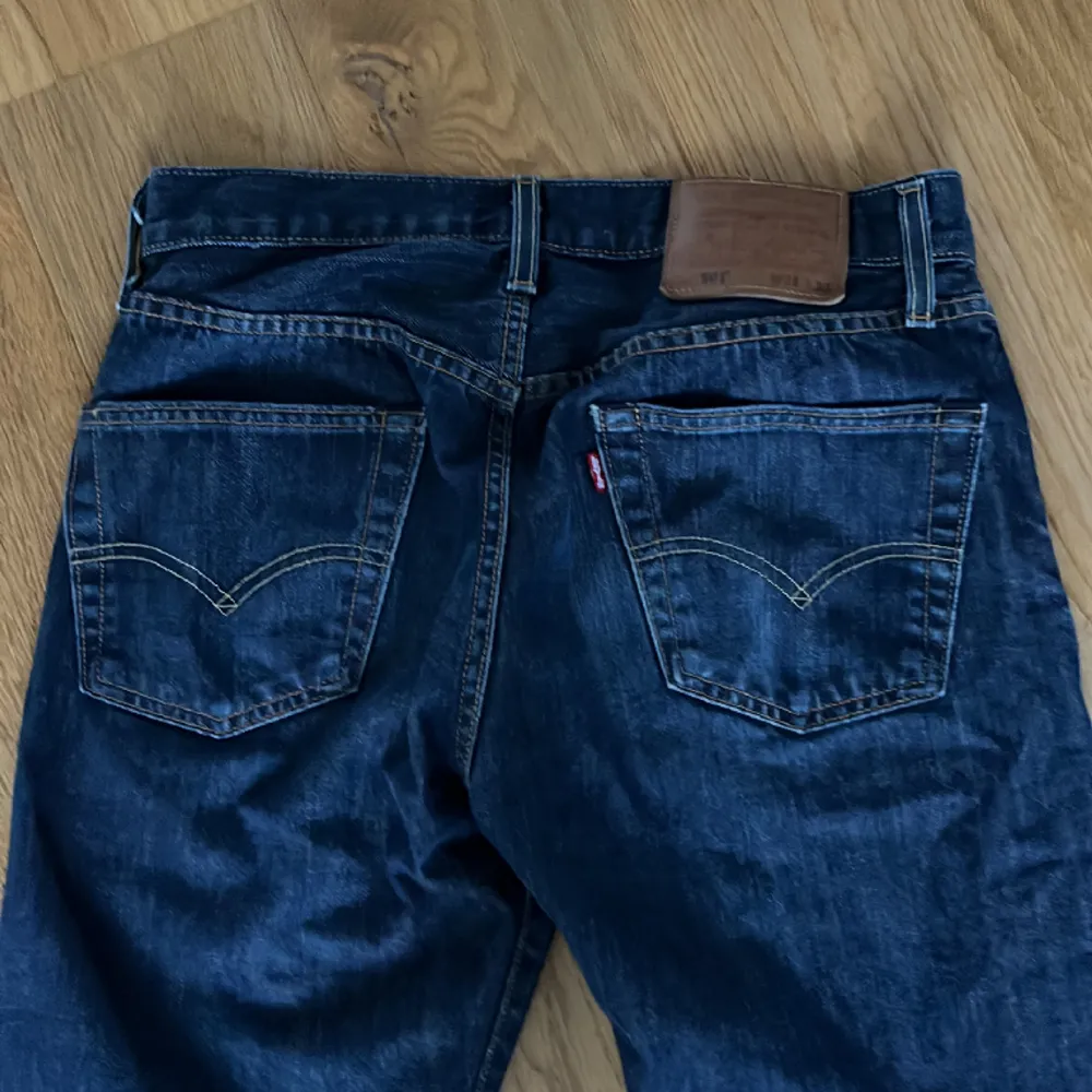 Mörkblåa Levis jenans, 501 W28 L32 killmodel. Använt fåtal gånger, har en liten tråd om gått upp som man kan se på sista bilden (högerben).. Jeans & Byxor.