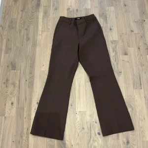 kostymbyxor  - Bruna snygga kostymbyxor som inte går att köpa längre från BikBok och är använda ungefär 3 ggr då de är i stort sett nya!