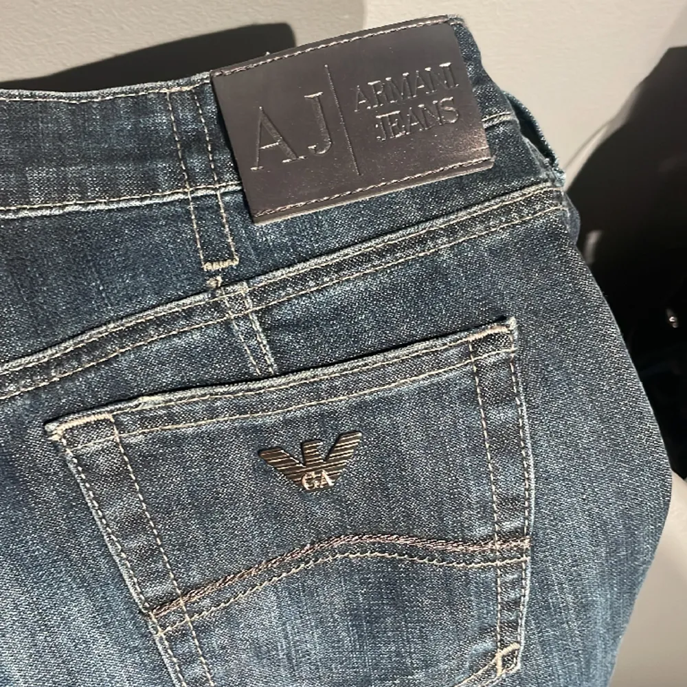 Intressekoll på mina helt nya Armani jeans, köpte dom för ungefär en månad sen. Bara testade aldrig använda. Ny pris 1699kr. Passar ej mig så bra så bestämde mig för att se om någon var intresserad❤️. Jeans & Byxor.