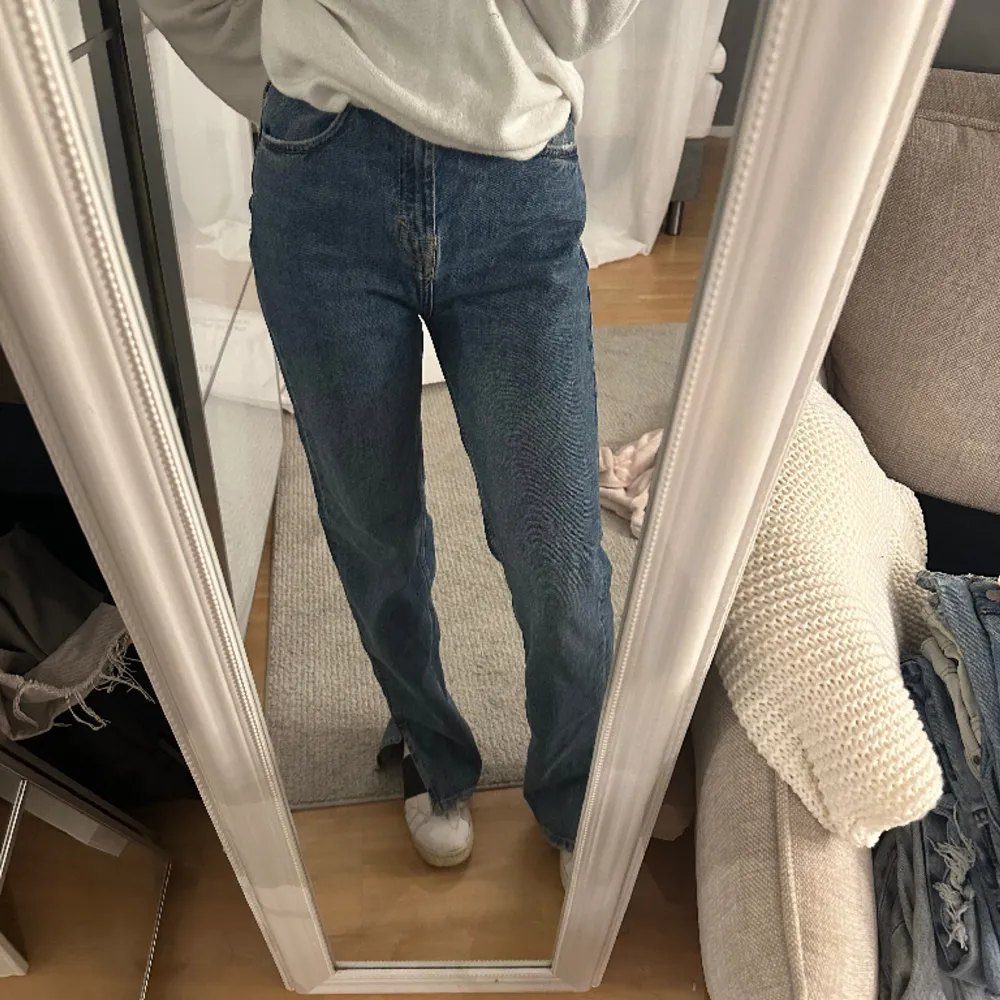 Jeans med slits i storlek 34. Jeans & Byxor.
