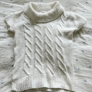 Vit polo - Vit polo( hål i armhålan men funkar att använda endån)