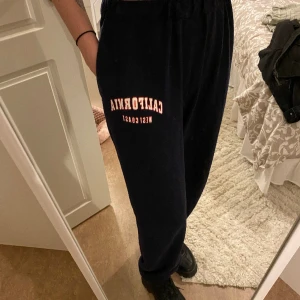 Mjukisbyxa - Mörkblå mjukisbyxor från shein  Ser svarta ut på bilden men är mörkblå i verkligheten 💗