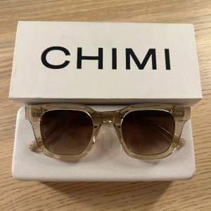 Chimi solglasögon i modellen 004 och i färgen ecru.