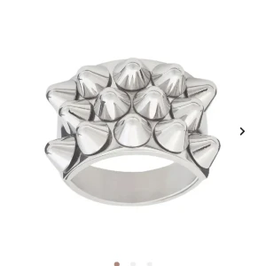 Edblad ring - Säljer mina jättefina ringar från Edblad då jag inte använder dom! Båda är i nyskick, ena i strl 17,5 och andra 18💕 Priset är styckvis!!💕