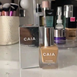 Caia It’s iconic foundation - Hann testa denna en gång innan jag insåg att den var för mörk... Den är alltså nästan helt oanvänd🤗