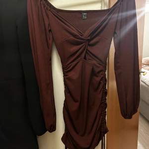 Super snygg o söt brun klänning från shein. aldrig använd enbart testad!! Justerbar vid höfterna! 