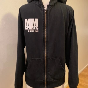 Hoodie svart strl S från MM Sports - Svart Hoodie med blixtlås strl S Passar både tjej och kille   Finns på Ekerö  Kan hämtas i Sundbyberg  Skickar gärna 