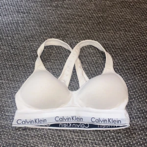Calvin Klein Bh - En fin calvin Klein topp, säljer pga för liten! Det går att pruta men inte lägre en 75kr! Det är bara att kontakta mig för intresse!😊 bra skick ej använd av mig,men kanske en tidigare ägare! Kommer tvätta den innan jag postar såklart💗
