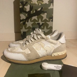 Valentino Rockrunners  - Tja! Säljer dessa sjukt feta Valentino Rockrunners i strl 41,5. Skorna är i bra skick med lite tecken på användning, box och snören fås med! Nypris runt 7000. Hör av er vid frågor eller funderingar!