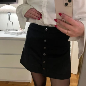 Svart kjol - Svart kjol med silver-knappar från Zara. Passar en M men har storlek L