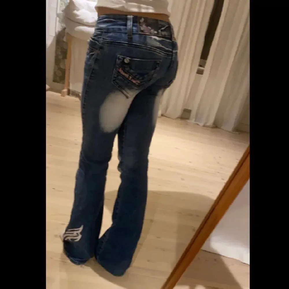 Säljer dessa väldigt low waist, utsvängda jeansen med cool design både fram och bak!. Jeans & Byxor.