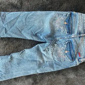 Lågmidjade flare jeans från hm med broderi på baksidan. Passar perfekt till mig som är 171cm, men de är inte riktigt min stil så därför säljer jag. Nypris: 299kr. De är slutsålda på nätet. 
