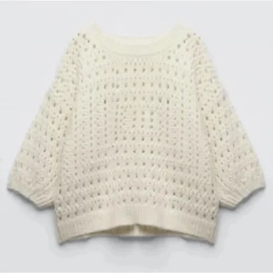 Stickad tröja  - Säljer denna såå fina hålstickade tröjan från Zara🥰