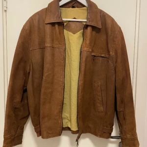 Oversized läderjacka  - Overzided läderjacka i superbra skick, herr modell men unisex passform. Vintage. Står ingen storlek, men skriv för mer bilder 