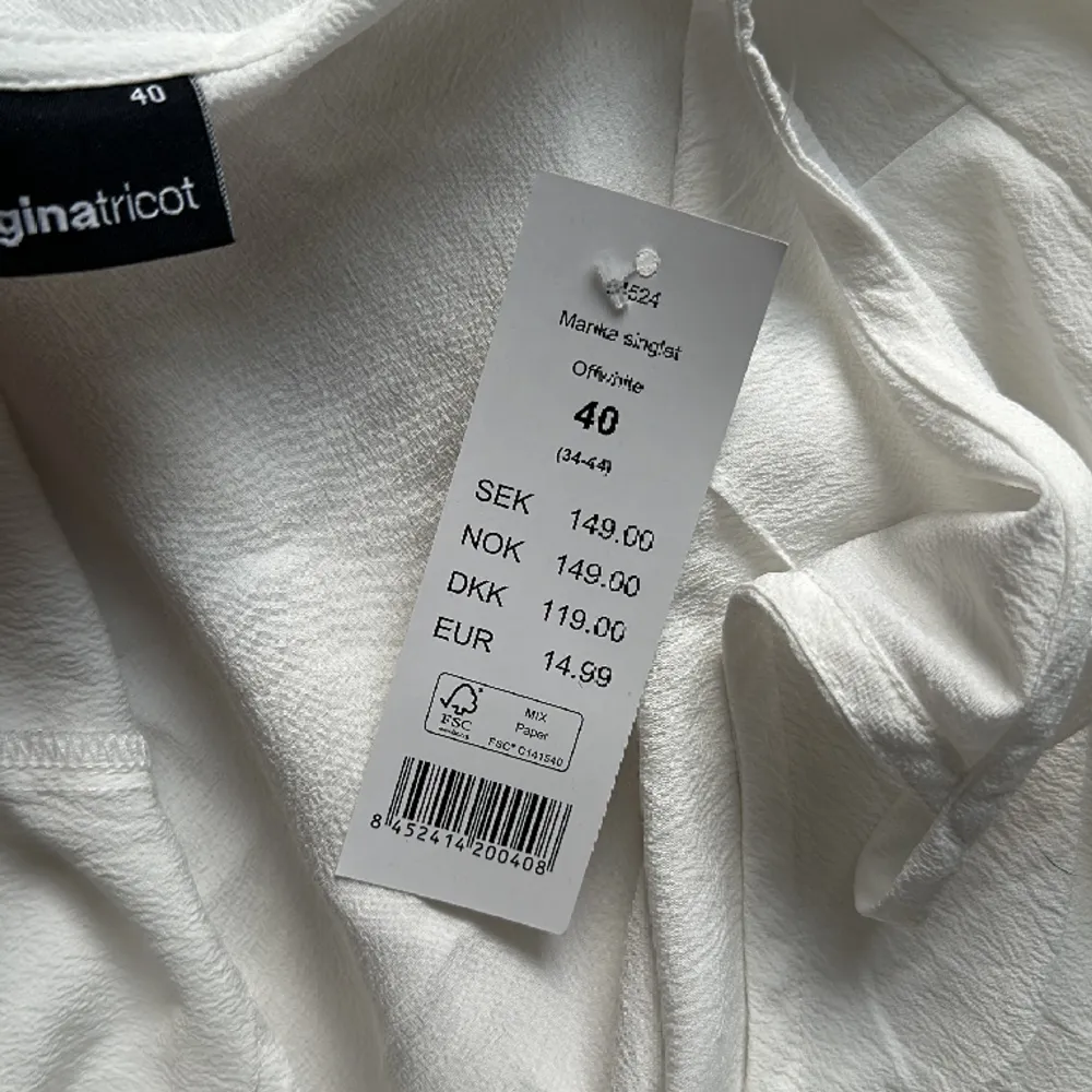 Jättefint vitt linne perfekt till sommaren eller att ha en kofta över.✨ Helt ny med lappen kvar🫶🏼 Säljer då den inte är min storlek.. Toppar.
