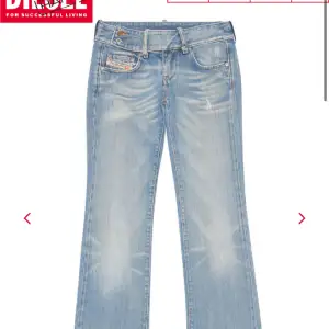 Jättesnygga lågmidjade jeans från diesel i modellen cherone, fantastiskt skick💕🙌midjemåttet 78cm innebensmåttet 82cm💕