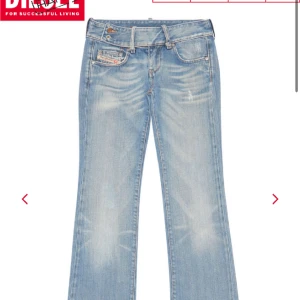Lågmidjade diesel jeans - Jättesnygga lågmidjade jeans från diesel i modellen cherone, fantastiskt skick💕🙌midjemåttet 78cm innebensmåttet 82cm💕