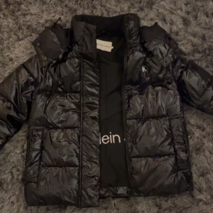 Jacka - Hej säljer nu min super fina jacka! Den var inga defekter alls och det ingår en luva❤️ Köpte den ny för 2500!