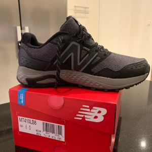 New Balance 410V8 - Helt nya skor som köptes i fel storlek! Vanlig passform och jättesnygga med Comfort funktion. Skoboxen medföljer vid intresse. Hör av dig vid intresse🖤☕️🗝️