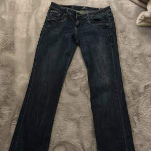 Suppprrr fina ltb jeans, de heter typ low waist storlek 30/30 med snöre i midjan