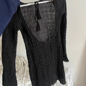 Klänning öppen rygg - jättefin svart klänning med öppen rygg, med väldigt fint tyg💕klänningen är köpt förra sommaren från pull& bear och passar året om. klänningen är i storlek s man passar definitivt någon som när xs också💕