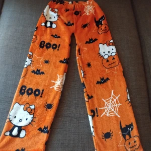 Hello Kitty Halloween low-rise sweatpants  - Sköna Hello Kitty sweatpants Mått Benen- 70cm Bredden på benet- 22cm Meddela mig om du har några frågor