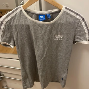 Adidas T-shirt  - Väldigt bra skick. En adidas T-shirt (ljusgrå). Storlek 36