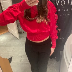 Röd tröja med volang - Superfin röd tröja med volang längst ärmarna, aldrig använd, orginalpriset ligger på 400kr. Hör av er vid funderingar💕