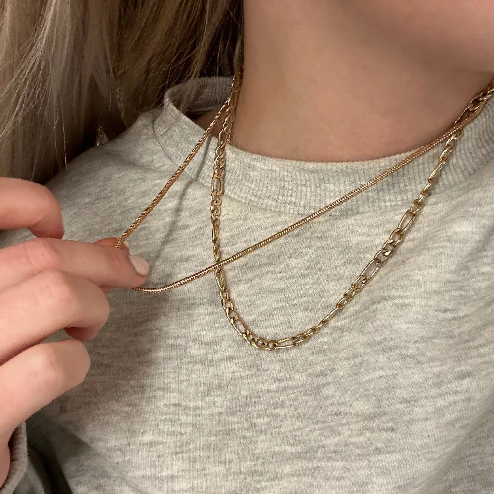 Superfina halsband och armband i guld. Tror inte de är äkta, då de är köpa på Gina tricot, därav priset.  Helt oanvända, säljer då jag endast använder silver smycken ❣️ 70 kr för allt, vid köp av enstaka, kontakta mig . Accessoarer.