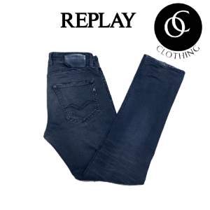 Säljer sköna Replay Anbass Jeans i storlek 29/32. Skick 6/10, finns ett hål på högra framfickan. Modellen på bilden är 181 cm lång. Skriv för fler bilder!