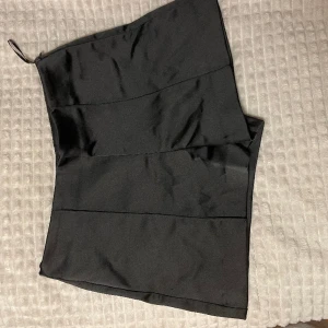 Snygga kostymshorts Zara - Jätte snygga och sköna kostymshorts i en glansig effekt. Storlek S. Knappt använda, från zara.