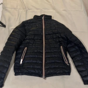 Moncler jacka. - Äkta vara Kvalite: 7 av 10 Ny pris: 10.000 Mitt pris: 2999