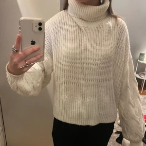 Stickad tröja - Säljer denna fina vita stickade tröja då den ej kommer till användning💕 storleken är :L men passar mig som är xs-s💓