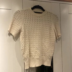 Stickad t-shirt  - En beige stickad t-shirt som knappt är använd. Väldigt mjuk och skön tröja från Missay. 