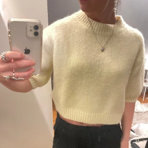 Kortärmad stickad tröja  - Säljer denna fina ljusgula kortärmade stickade tröja💕