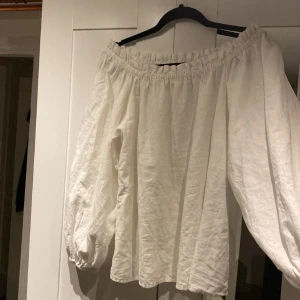 Blus - En vit långärmad sommar blus i bra skick.