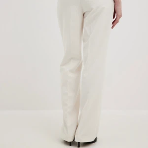 Vita kostymbyxor 42/L-XL - Mitt pris: 399 Inköpspris: 599  Säljer då jag missade sista datumet för retur. Dessa är därmed helt nya med prislapp kvar. Vita i en rak modell.   Storlek 42/L-XL